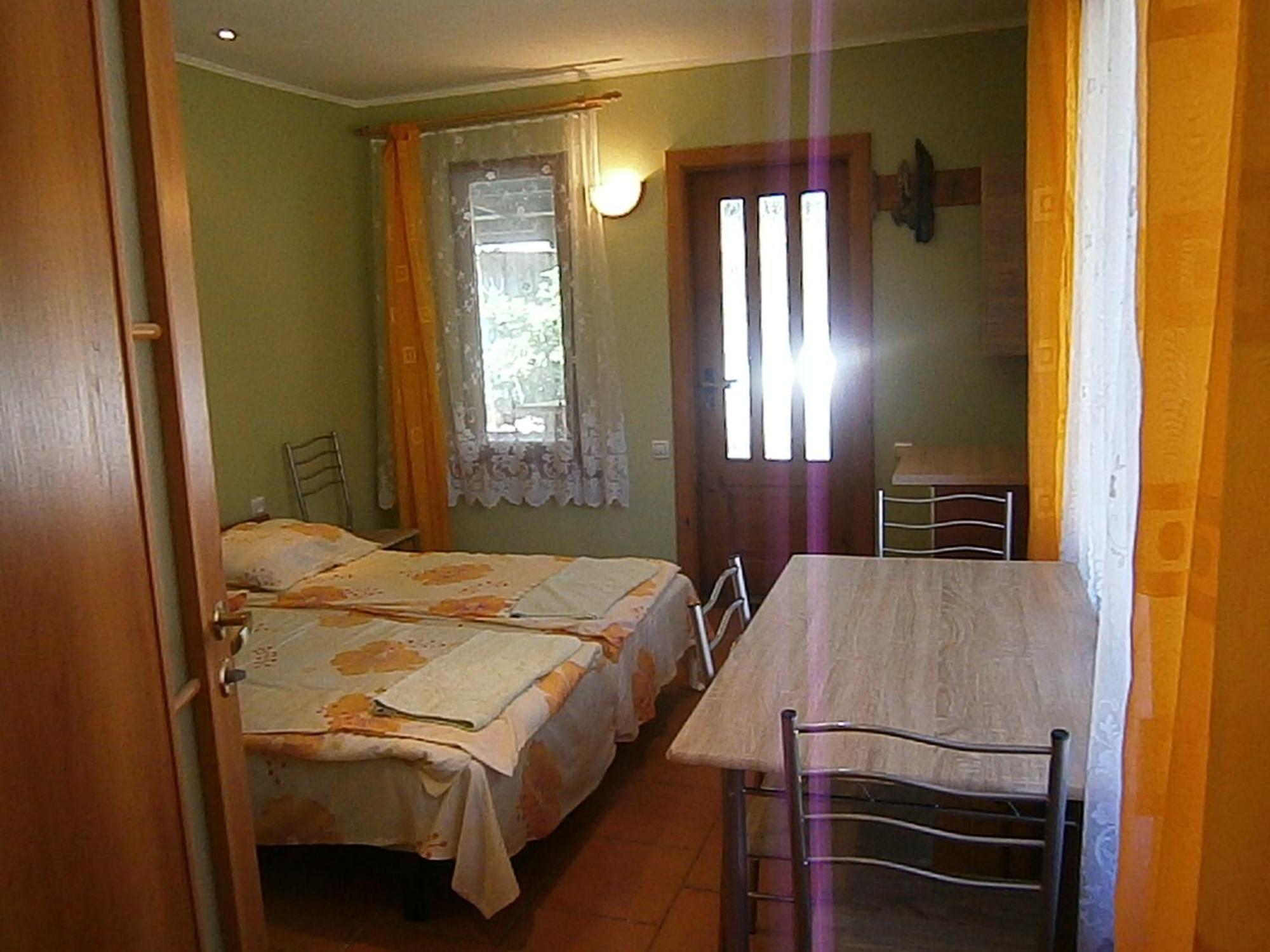 Atmatas Hotel Bernati Bilik gambar